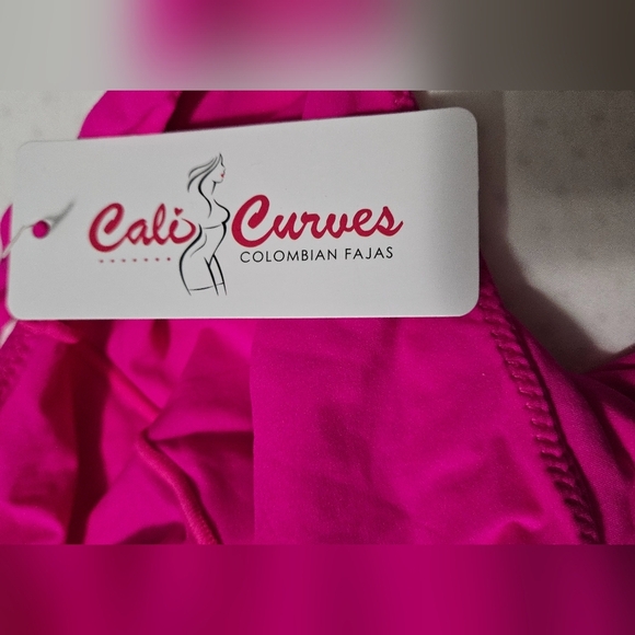 CALI CURVES Scoop Neck Sleevless Shaping Bodysuit In Fushia Pink. Size M/L NWT - Picture 8 of 9